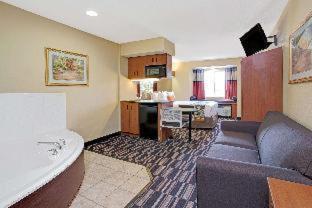 Microtel Inn & Suites By Wyndham Bushnell Room photo